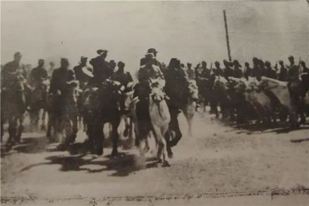 内蒙古自治政府成立后领导人检阅人民自卫军