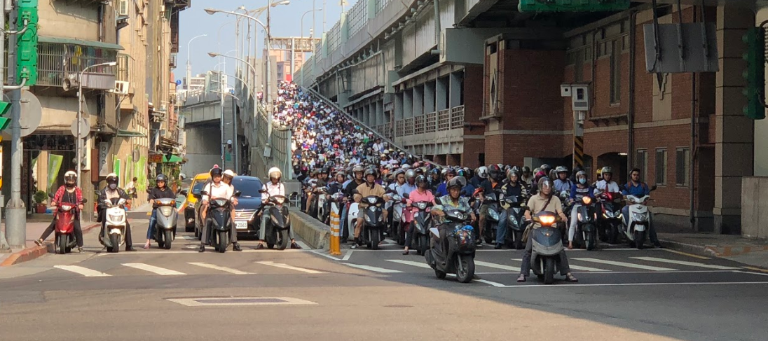 台北市台北大桥高峰时段“摩托车瀑布”的奇特景象